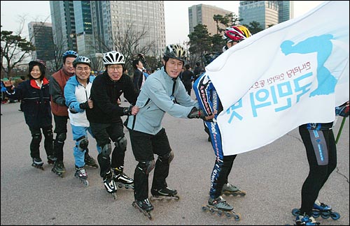 김무성 김희정 박형준 이성권 정병국 의원등 한나라당 의원들이  당내 인라인스케이트 동호회 `국민의벗`을 결성한뒤, 31일 오후 여의도 공원에서 인라인을 타고 있다. 